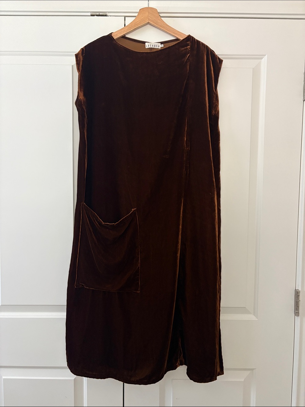 LACAUSA Sleeveless Golden Brown Velvet Shift Dress with Pocket